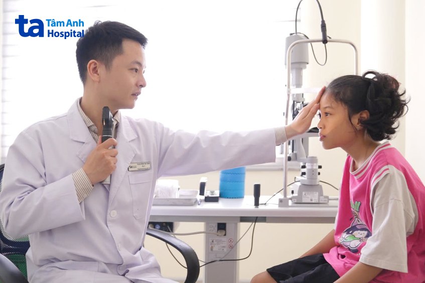bác sĩ đo tật khúc xạ cho bệnh nhân