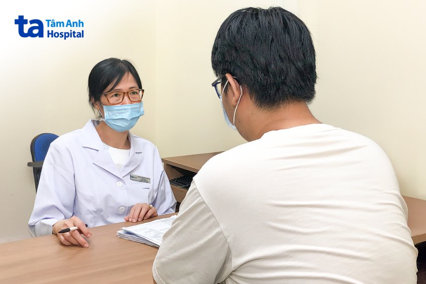 bác sĩ hà tư vấn cho bệnh nhân