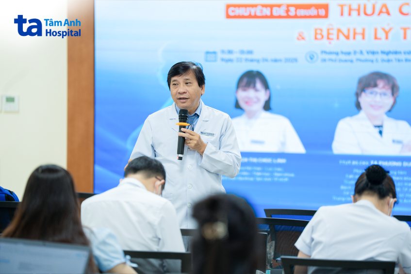 TS.BS Lâm Văn Hoàng chia sẻ tại hội thảo. Ảnh: Bệnh viện Đa khoa Tâm Anh.