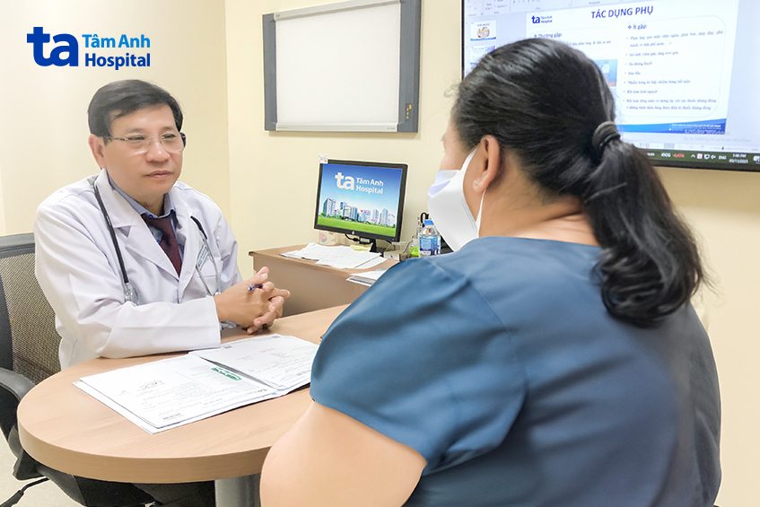 bác sĩ hoàng tư vấn giảm cân cho người bệnh