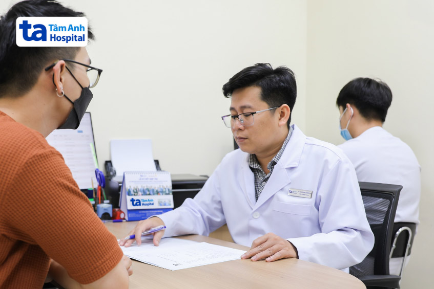Bác sĩ Huy giải thích về tình trạng thắt nghẹt bao quy đầu cho một người bệnh