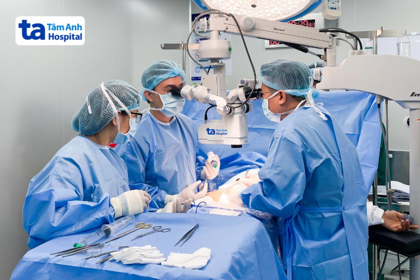 Bác sĩ Huy (ngoài cùng bên phải) thực hiện vi phẫu Micro-TESE tìm tinh trùng cho anh Tài