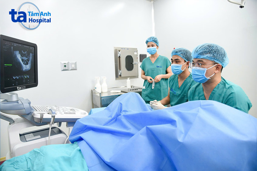 Bác sĩ IVF Tâm Anh đang chọc hút noãn cho người bệnh