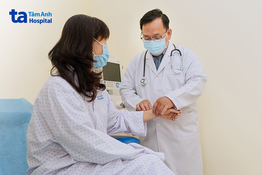 bác sĩ khám cho bệnh nhân