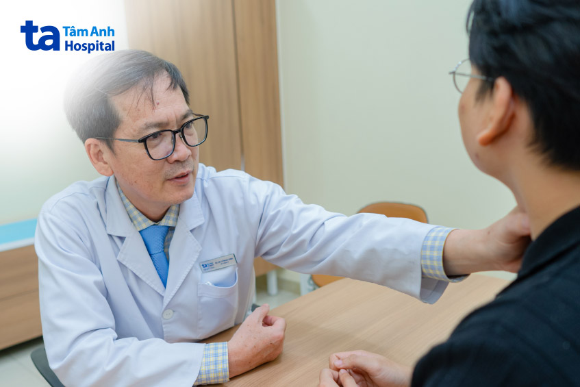 bác sĩ khám đầu mặt cổ
