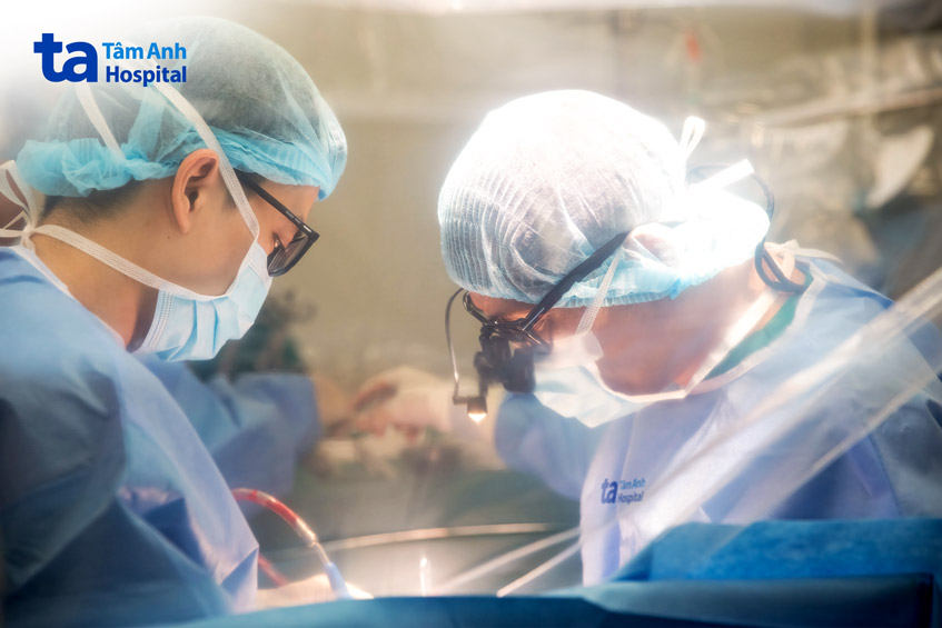 Bác sĩ Khang (bên phải) cùng êkíp phẫu thuật cho người bệnh