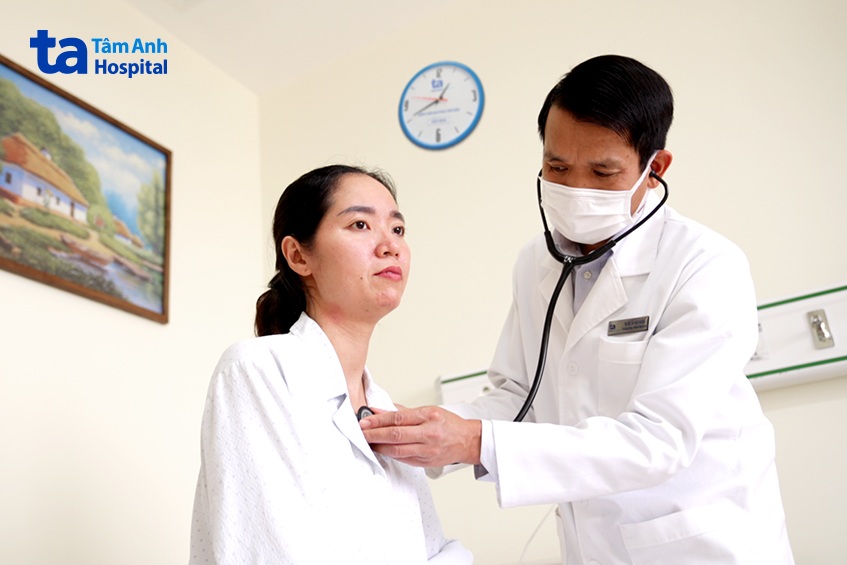 bác sĩ khiêm khám bệnh nhân sau phẫu thuật