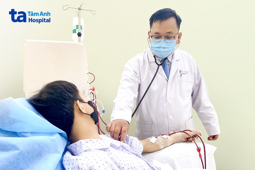 bác sĩ kiểm tra sức khỏe người bệnh