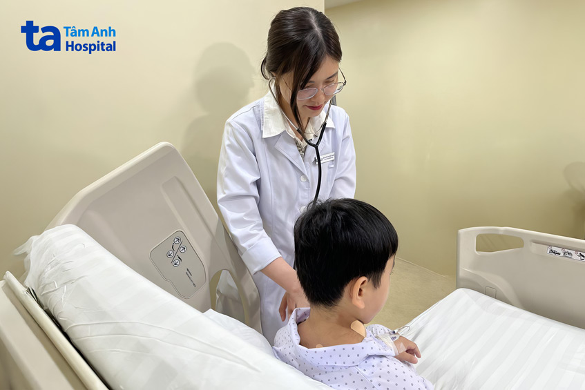 Bác sĩ kiểm tra vết mổ cho Huy trước lúc xuất viện