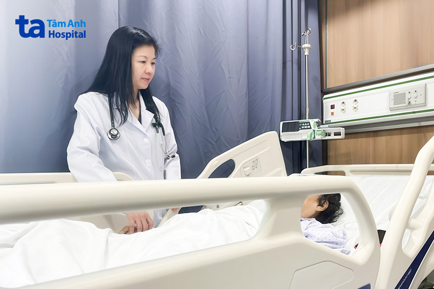 Bác sĩ Kiều căn dặn bệnh nhân chế độ sinh hoạt, vận động sau khi xuất viện