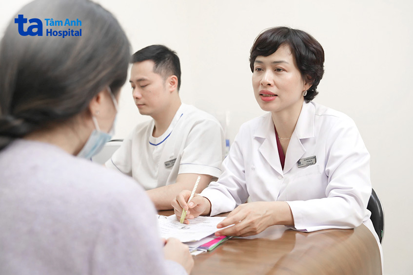 BS Nguyễn Thị Liên Hương trong một buổi thăm khám, tư vấn cho người bệnh