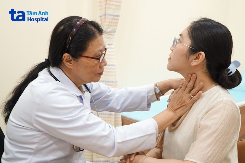 bác sĩ nội tiết kiểm tra tuyến giáp