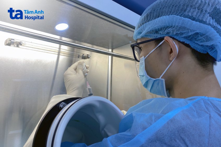 bác sĩ pha thuốc hóa chất tại bệnh viện tâm anh