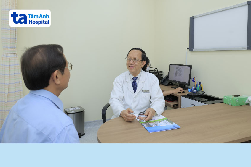 bác sĩ phạm nguyễn vinh thăm khám bệnh nhân