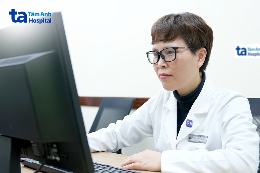 bác sĩ quyên kiểm tra hồ sơ bệnh án của người bệnh