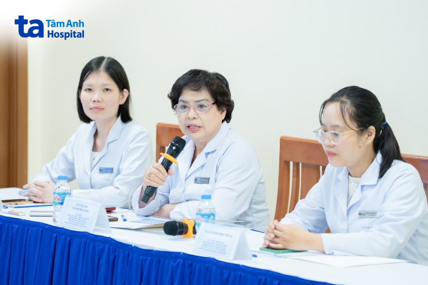bác sĩ tại hội thảo béo phì và bệnh thận