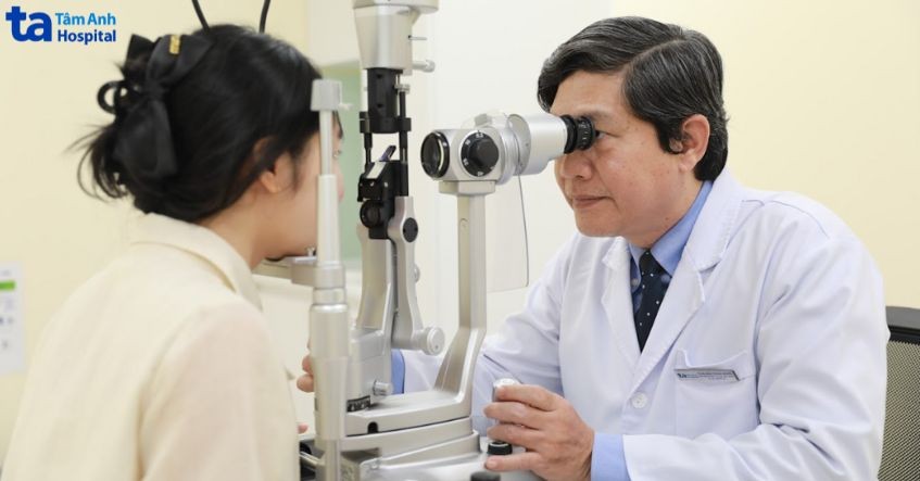 bác sĩ tại trung tâm mắt kiểm tra cho người bệnh