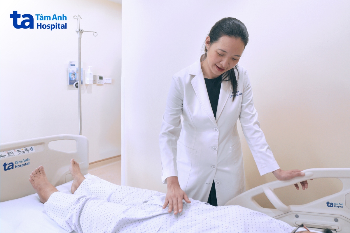 bác sĩ thăm bệnh nhân