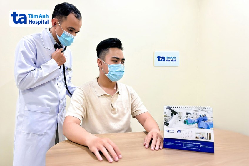 bác sĩ thăm khám cho người bệnh tại khoa nội hô hấp