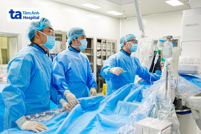 bác sĩ thực hiện điều trị cho bệnh nhân