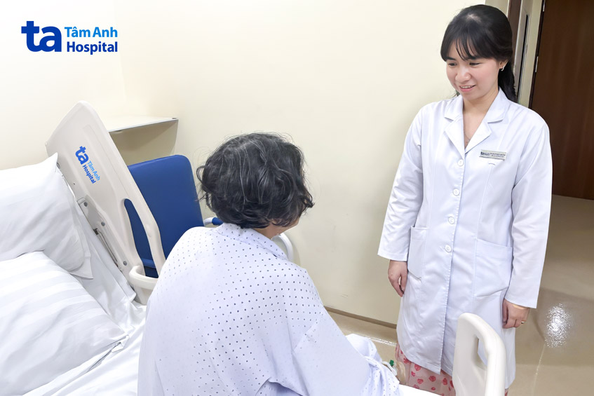 Bác sĩ Thy hỏi thăm sức khỏe bệnh nhân sau mổ 3 ngày
