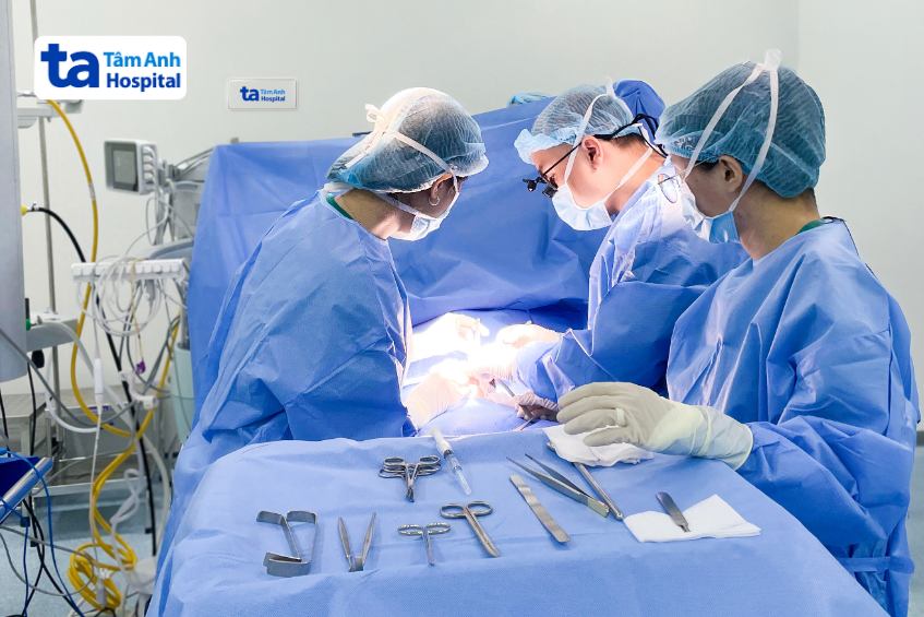 bác sĩ trọng và ê kíp phẫu thuật thoát vị hoành cho bé linh