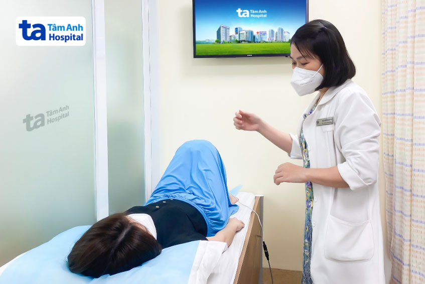 bác sĩ tư vấn cho bệnh nhân