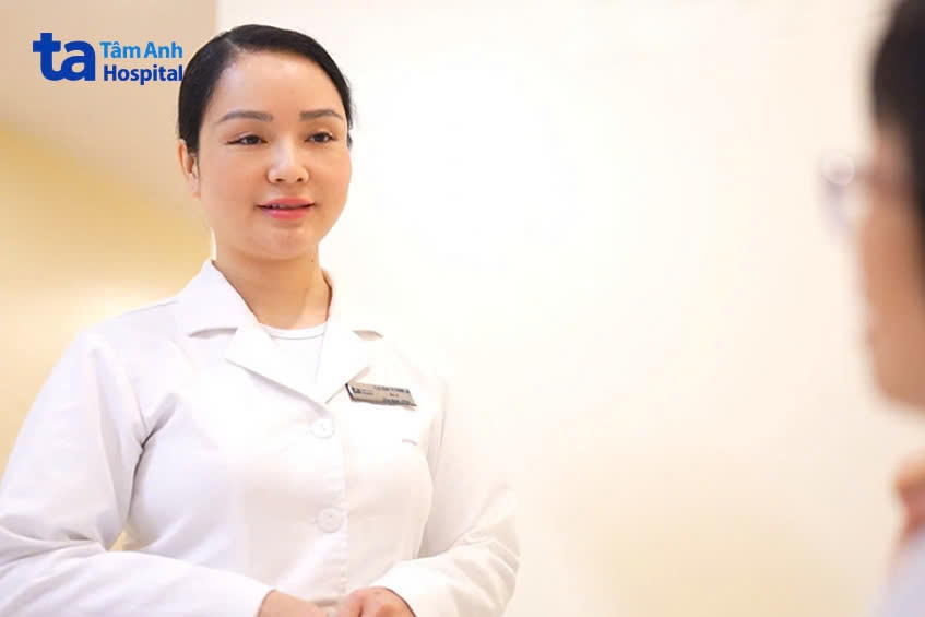 bác sĩ tư vấn cho bệnh nhân về quy tình phẫu thuật