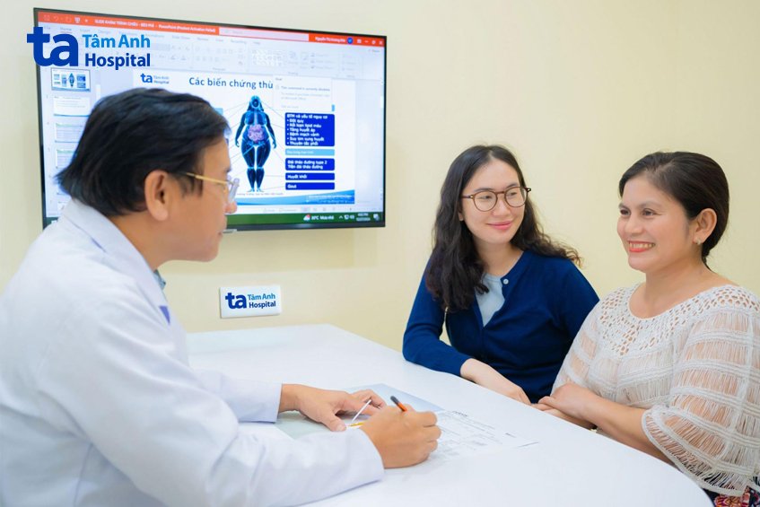 bác sĩ tư vấn cho khách hàng lớn tuổi giảm cân