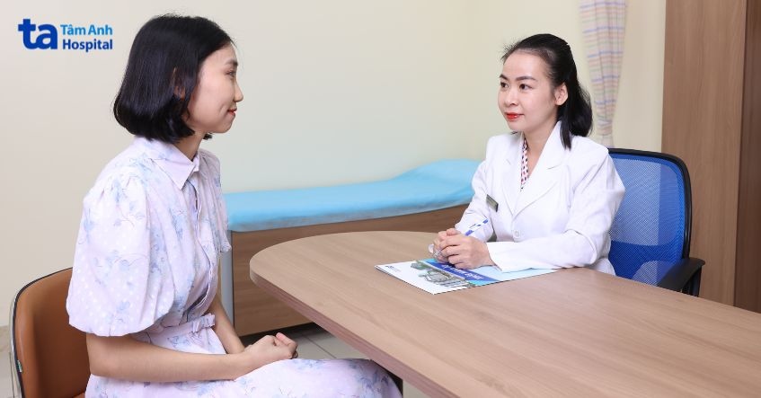 bác sĩ tư vấn cho khách hàng