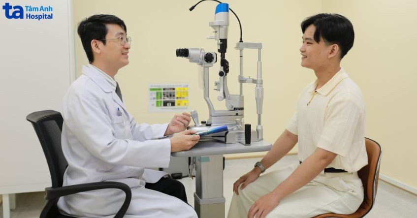 bác sĩ tư vấn mổ đục thủy tinh thể