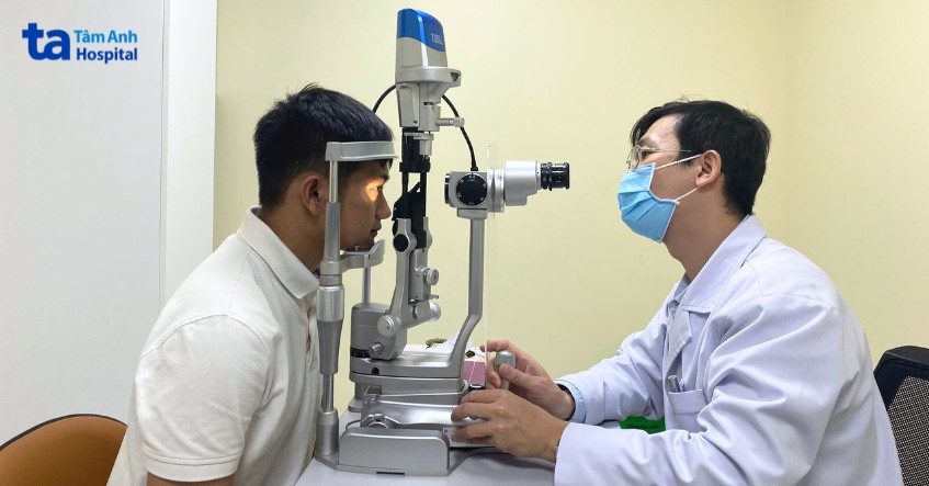 bác sĩ tùng chẩn đoán mắt cho bệnh nhân