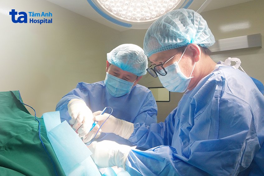 bác sĩ vinh và ekip phẫu thuật u bã đậu