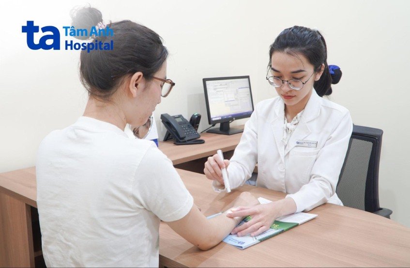 bác sĩ vy khám cho khánh hàng