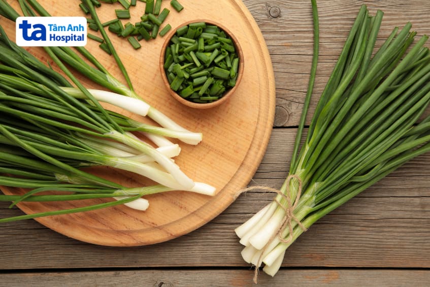 Hành lá thay thế rau răm cho mẹ bầu