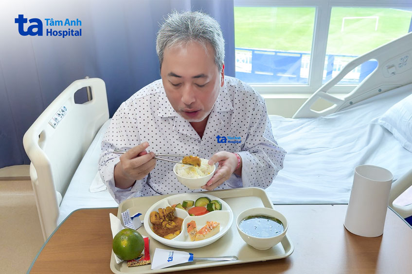 Bệnh nhân điều trị nội trú tại Bệnh viện Đa khoa Tâm Anh được cung cấp bữa ăn đủ dinh dưỡng, phù hợp tình trạng bệnh