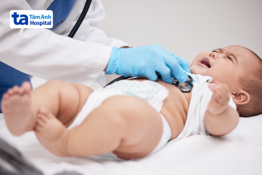bố mẹ nên đưa trẻ đến bệnh viện để bác sĩ kiểm tra ngay