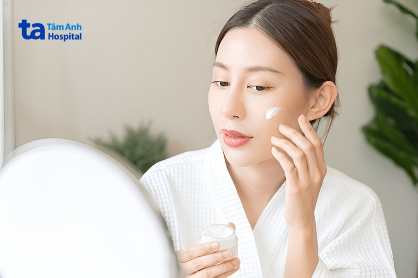 bôi kem dưỡng da