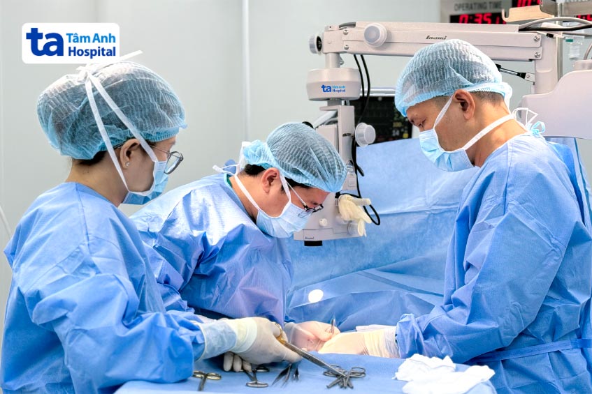 Bác sĩ Huy (đứng giữa) phẫu thuật tạo hình dây hãm bao quy đầu cho người bệnh
