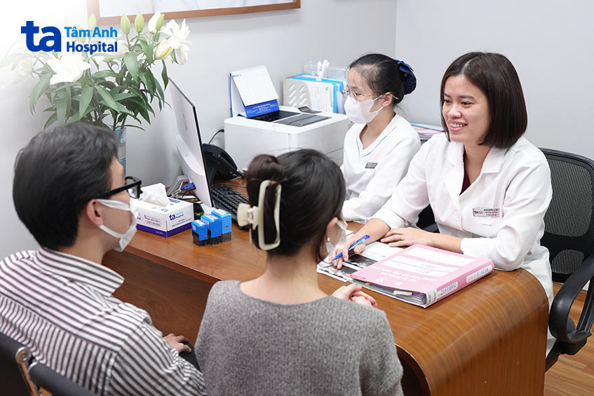 THS.BS Nguyễn Lệ Thủy - Bác sĩ Trung tâm Hỗ trợ sinh sản Bệnh viện Đa khoa Tâm Anh Hà Nội tư vấn cho bệnh nhân