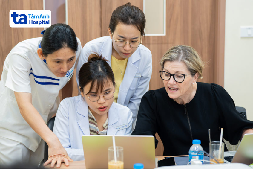 ThS.BS Nguyễn Thị Thủy trình bày vấn đề “CC2 Key Personnel” với chuyên gia Donna Close