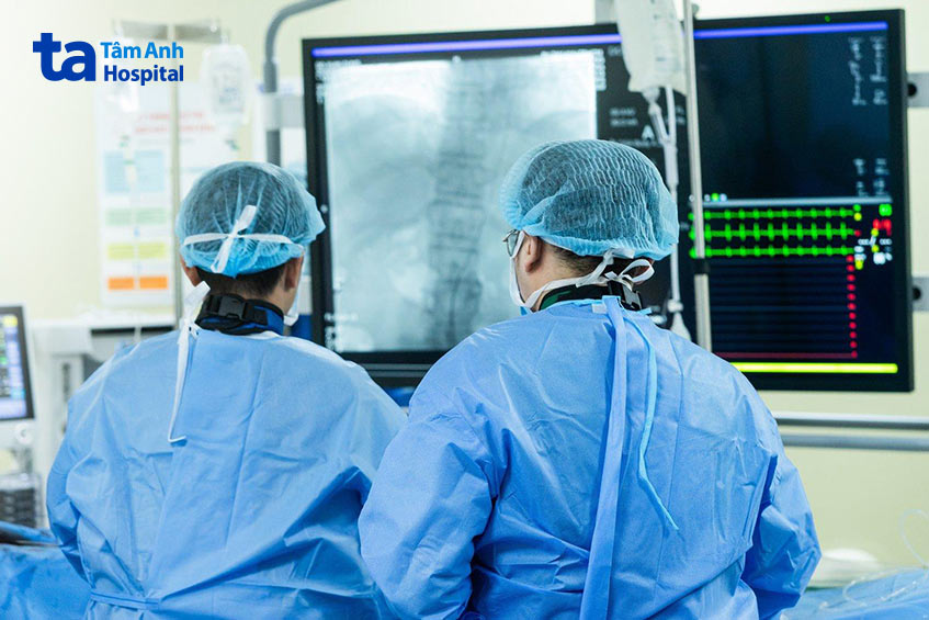 Các bác sĩ đặt stent graft ngăn vỡ túi phình động mạch chủ ngực cho bệnh nhân