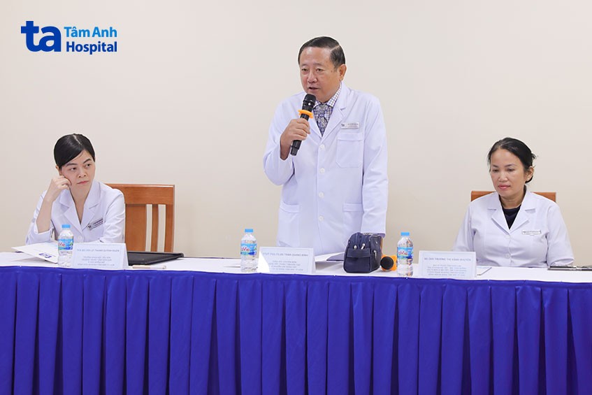 các bác sĩ trong hội thảo giảm cân