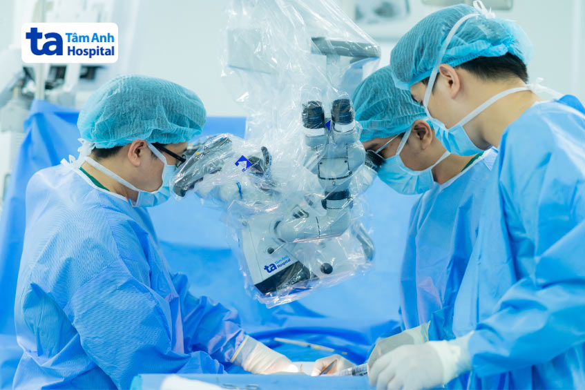 Các bác sĩ vi phẫu micro-TESE thành công tìm thấy 30 tinh trùng cho người bệnh