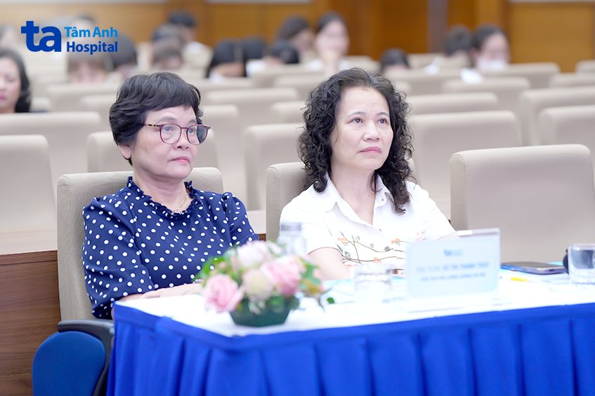 các chuyên gia tại hội thảo loãng xương