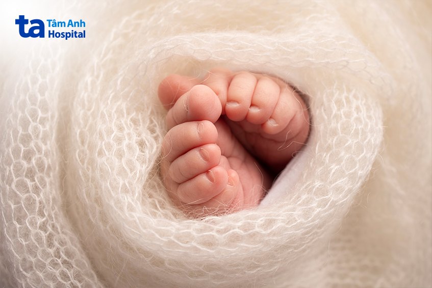 cần chú ý đưa trẻ đi bệnh viện khi trẻ sốt cao