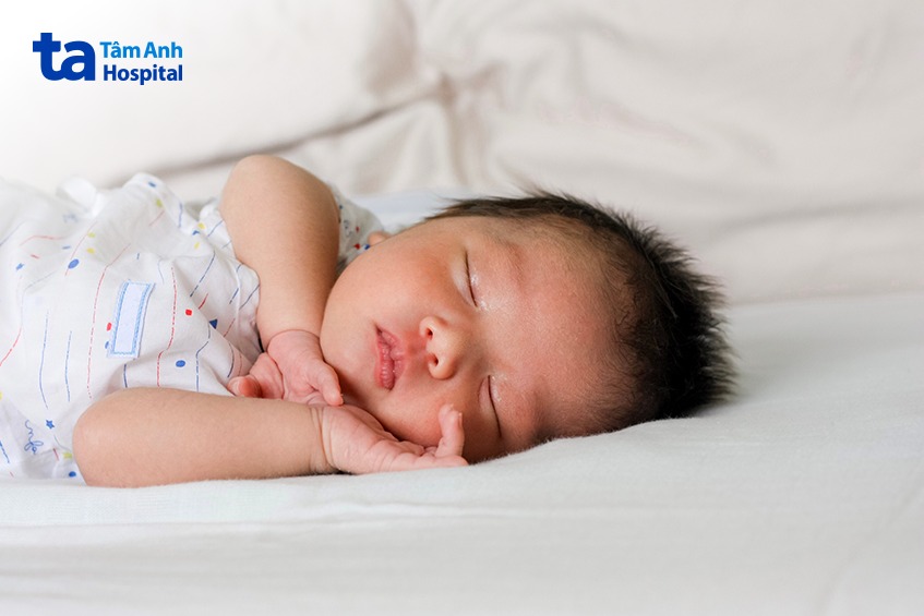 cần đưa trẻ sơ sinh bị vàng da đến bệnh viện