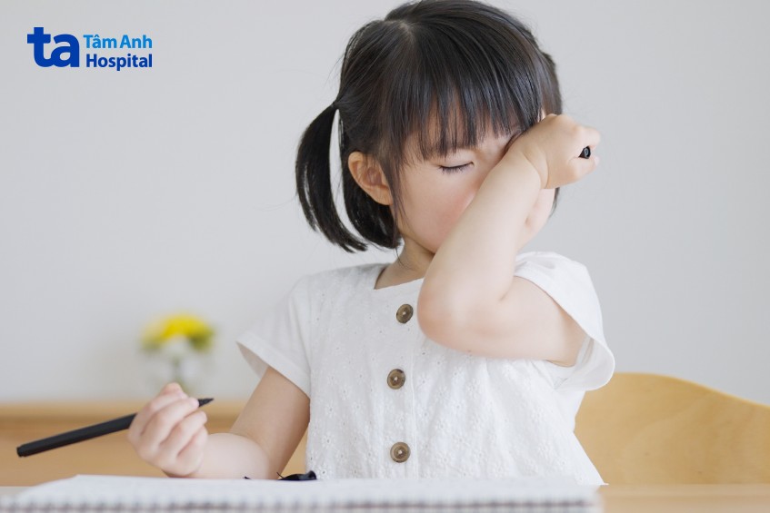 cận thị có tầm nhìn mờ và nheo mắt