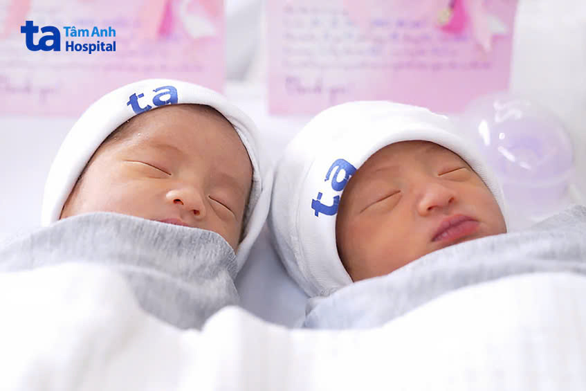 Cặp song sinh trước giờ xuất viện