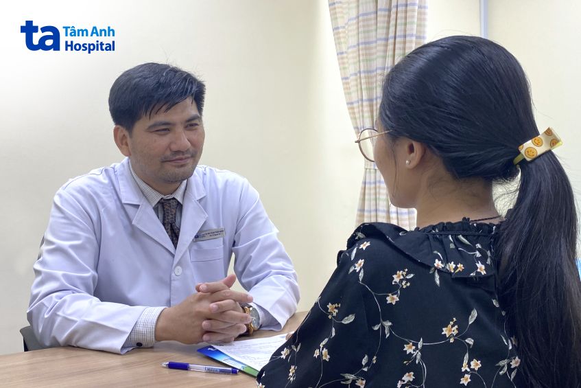 chẩn đoán đau ngực trái gần nách